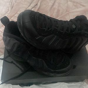All black Nike foamposits 8 1/2